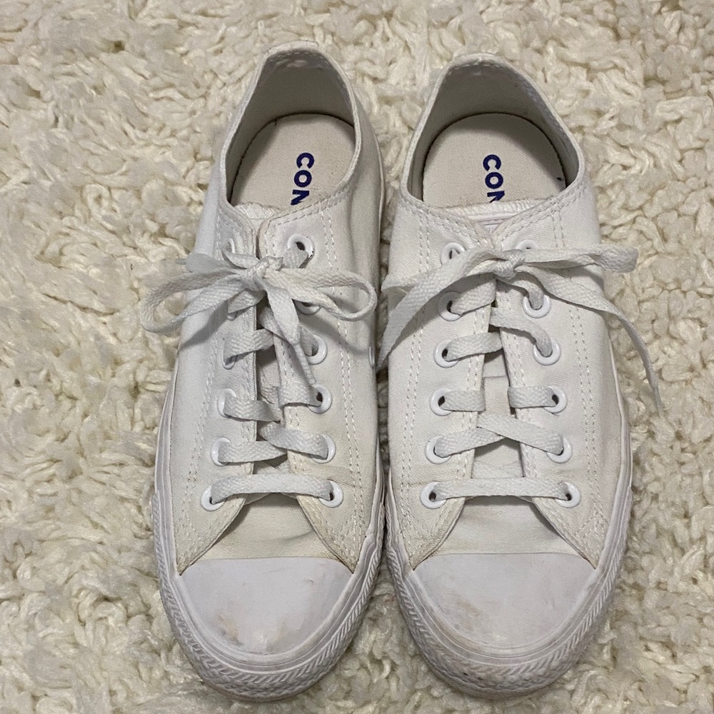 Converse Classic women’s  White Canvas   tennis shoes size 8.5 ¥